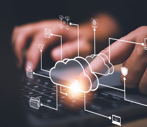 personne qui réalise un audit informatique sur un ordinateur