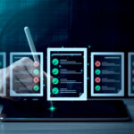 Homme regardant les comparaisons de features de ServiceNowCRM et de Salesforce