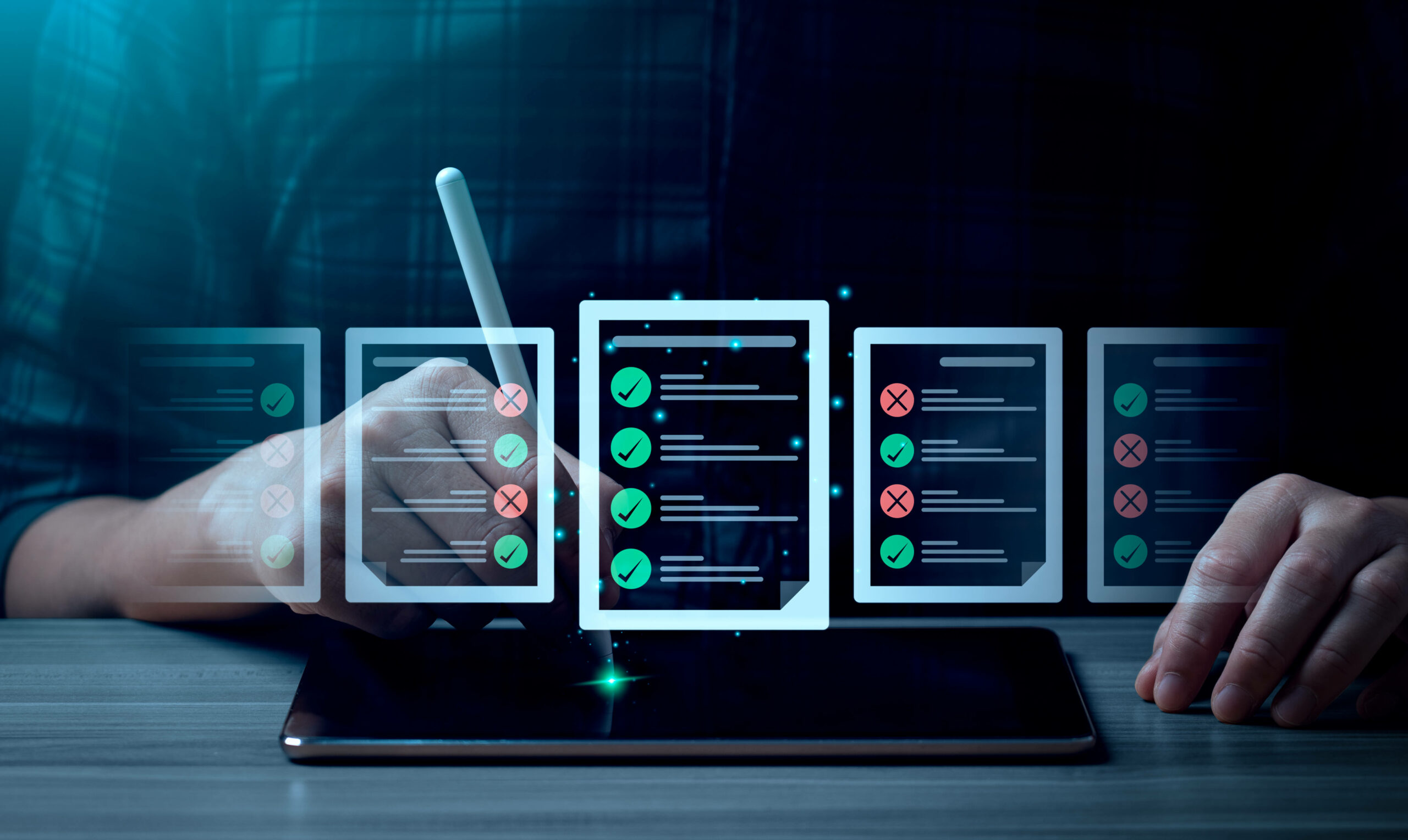 Homme regardant les comparaisons de features de ServiceNowCRM et de Salesforce
