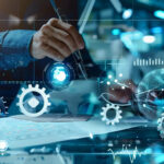 Un homme organisant les modules CRM de ServiceNOW